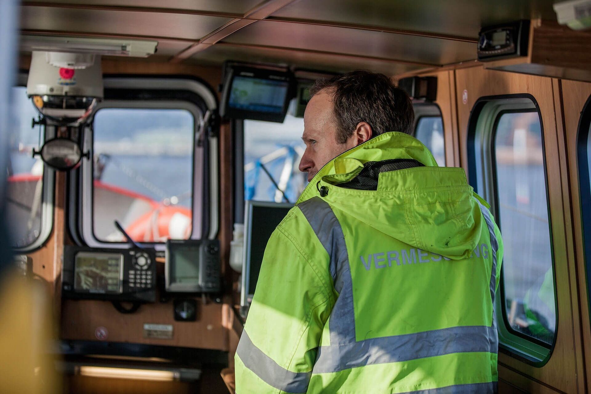 Innenbereich von einem Schiff mit einem Steuermann