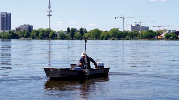Modell Mini auf Wasser