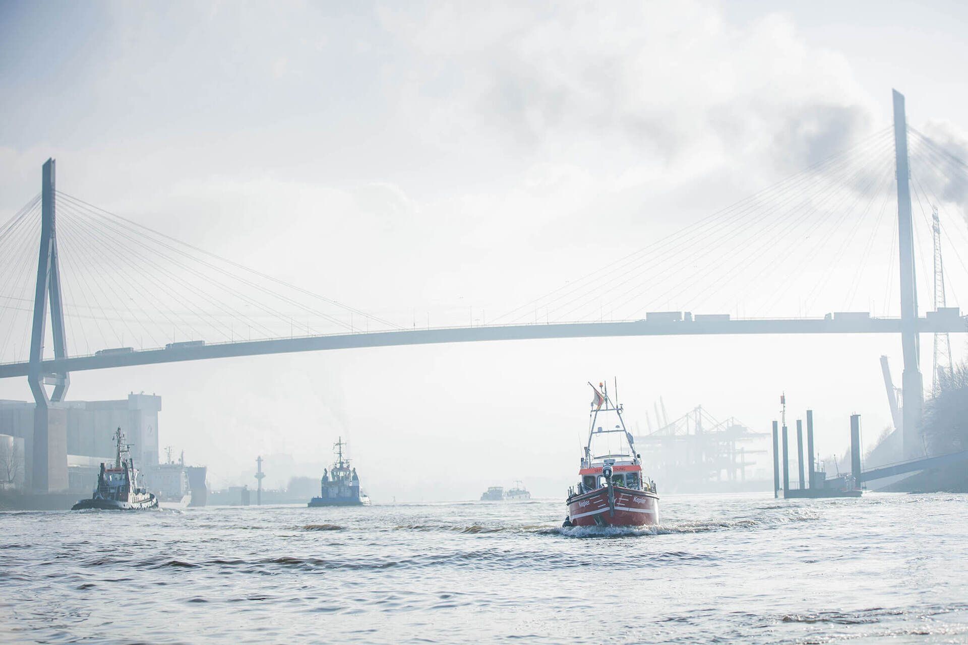 Flotte aus eigenen Schiffen samt modernster Technik