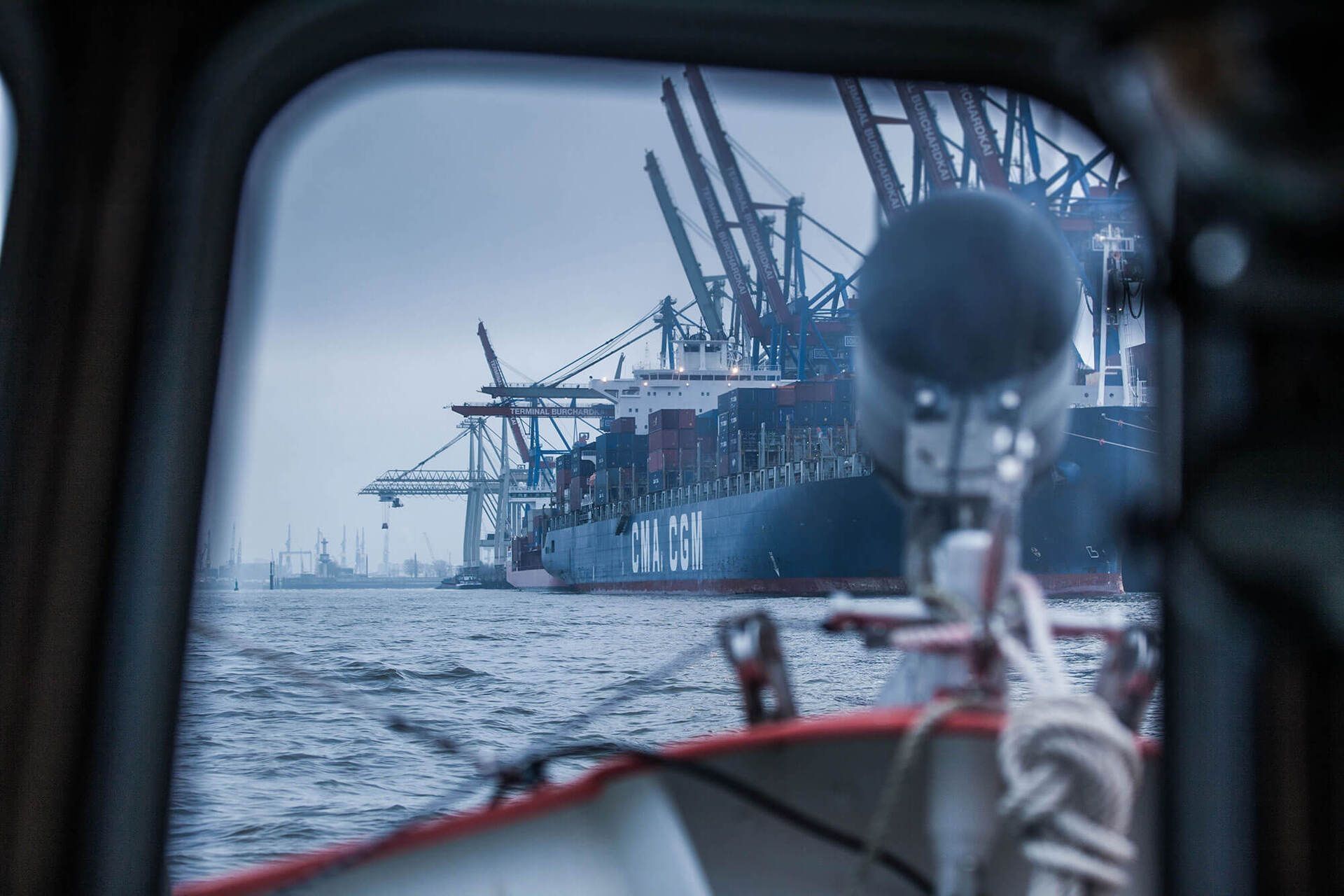 Aussicht auf ein Containerschiff von einer Boot